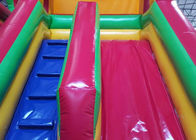 जन्मदिन की पार्टी के लिए स्लाइड के साथ बच्चों को खुश हॉप कूदते महल