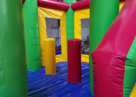 जन्मदिन की पार्टी के लिए स्लाइड के साथ बच्चों को खुश हॉप कूदते महल