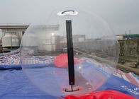 पानी की गेंद पर पारदर्शी Inflatable चलना