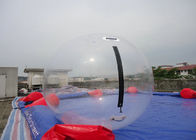 पानी की गेंद पर पारदर्शी Inflatable चलना