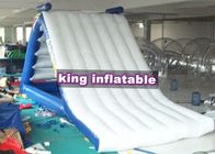 त्रिकोण Inflatable पानी स्लाइड सीढ़ी के साथ पानी पार्क सफेद और नीले रंग के लिए