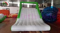 0.9 मिमी पीवीसी तिरपाल CE कस्टम Inflatable पानी खिलौना ग्रीन / व्हाइट स्लाइड किराए के लिए