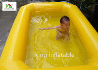 पीले डबल ट्यूब पिछवाड़े में बच्चों के लिए स्विमिंग पूल उड़ा