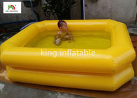 पीले डबल ट्यूब पिछवाड़े में बच्चों के लिए स्विमिंग पूल उड़ा