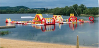 110 व्यक्ति के लिए रंगीन Inflatable जल उपकरण बाधा उछालभरी कैसल