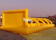 बाधाओं के साथ पीले अनुकूलित Inflatable खेल खेल आर्क एन बास्केट हुप्स