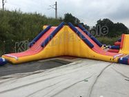 आउटडोर खेलों के लिए त्रिभुज Inflatable पानी फ़्लोटिंग स्लाइड वॉटर पार्क