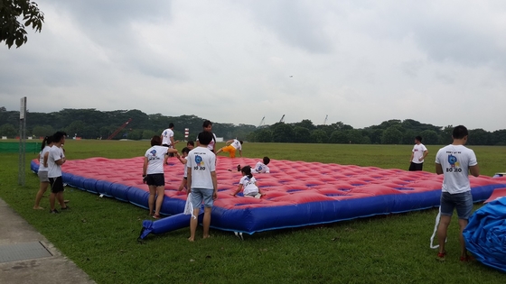 प्रतिस्पर्धात्मक चैलेंज Inflatable Bounce Obstacle Course पीवीसी गद्दा रनिंग Inflatable Course Event के लिए उपकरण