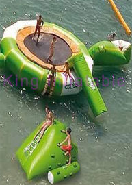 आउटडोर निविड़ अंधकार प्लेटो पीवीसी Inflatable पानी खिलौना CE अनुकूलित Trampoline स्लाइड के साथ