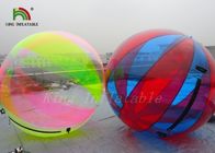 बच्चों या वयस्कों के मनोरंजन के लिए पानी की गेंद पर मजेदार वाणिज्यिक पीवीसी Inflatable चल रहा है