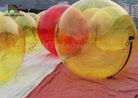बच्चों के मनोरंजन के लिए पानी के बॉल पर पीले रंग की बॉल इनफिटेबल वॉक