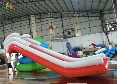 5.27 मीटर * 3 मीटर ब्लू व्हाइट स्वनिर्धारित Inflatable वायुरोधी नौका स्लाइड रेलिंग के साथ