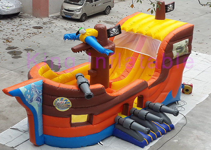 रंगीन सीई Inflatable वन शटल बस सूखी स्लाइड 0.55 मिमी प्लेटो पीवीसी समुद्री डाकू जहाज स्लाइड